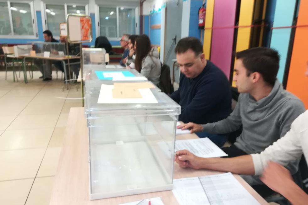 DESDE PRIMERA HORA DE LA MAÑANA , LOS ARAGONESES HAN ACUDIDO PUNTUALES A LOS COLEGIOS ELECTORALES PARA EJERCER SU DERECHO AL VOTO.