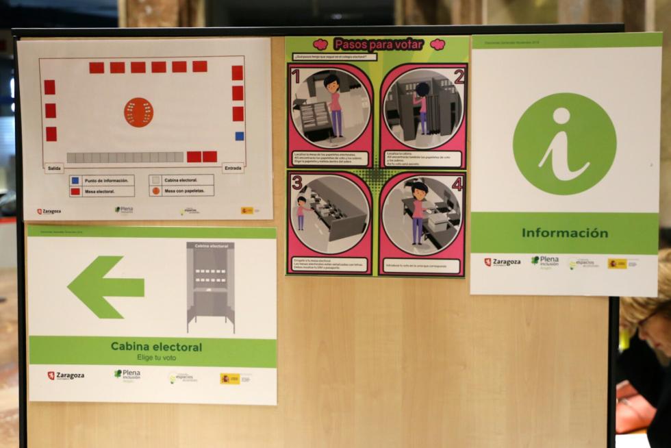 Pictogramas y señalización en el colegio electoral del Ayuntamiento de Zaragoza para ayudar a votar a los discapacitados.
