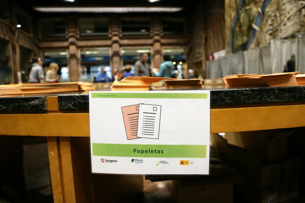 Pictogramas y señalización en el colegio electoral del Ayuntamiento de Zaragoza para ayudar a votar a los discapacitados.