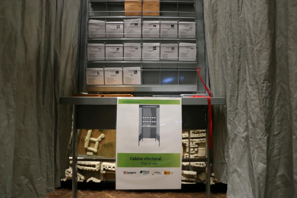 Pictogramas y señalización en el colegio electoral del Ayuntamiento de Zaragoza para ayudar a votar a los discapacitados.
