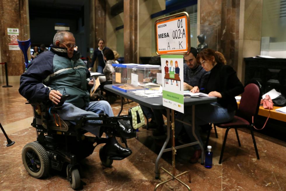 Pictogramas y señalización en el colegio electoral del Ayuntamiento de Zaragoza para ayudar a votar a los discapacitados.