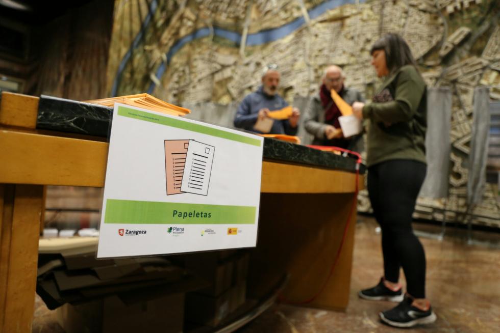 Pictogramas y señalización en el colegio electoral del Ayuntamiento de Zaragoza para ayudar a votar a los discapacitados.