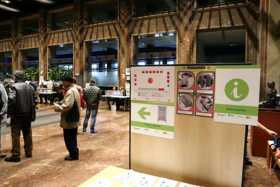 Pictogramas y señalización en el colegio electoral del Ayuntamiento de Zaragoza para ayudar a votar a los discapacitados.