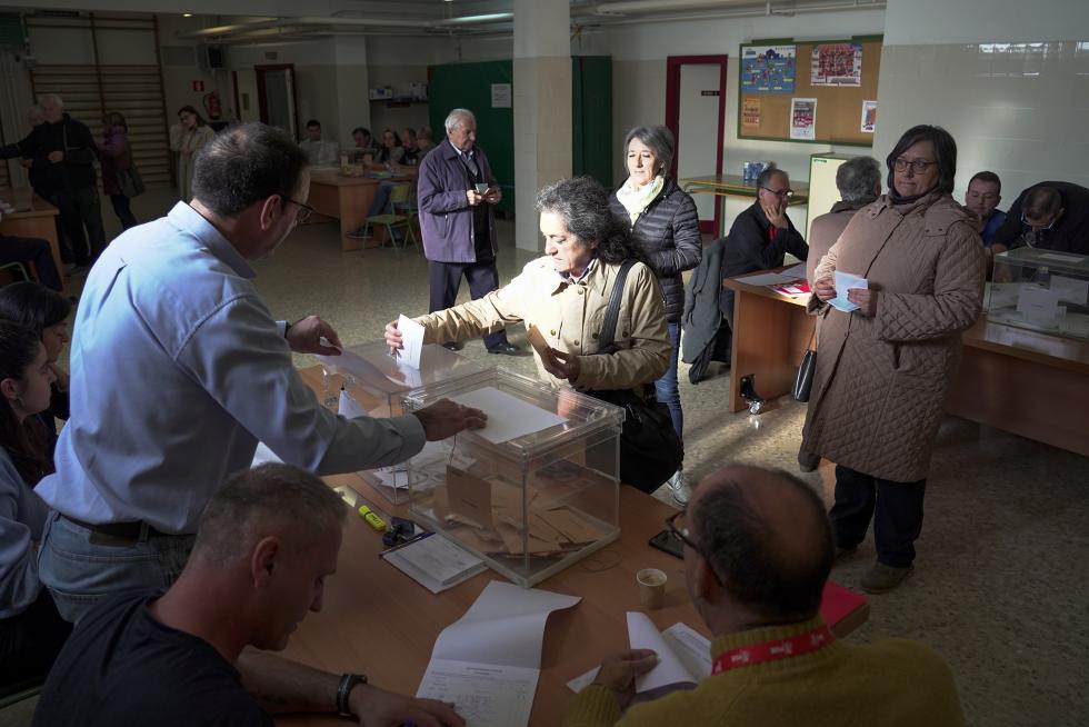 Votaciones en colegios electorales de Teruel.