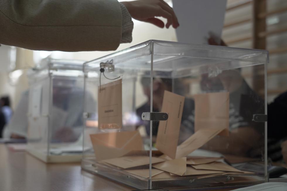 Votaciones en colegios electorales de Teruel.