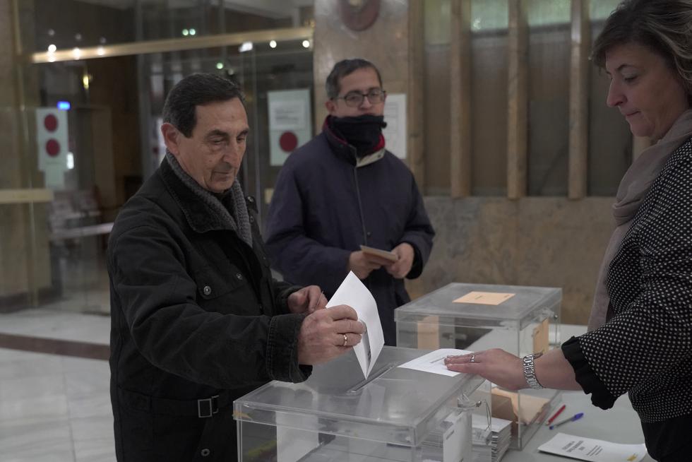 Votaciones en colegios electorales de Teruel.