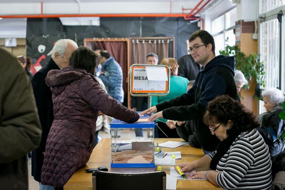 Votaciones en el colegio Puerta Sancho de Zaragoza.