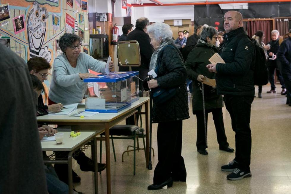 Votaciones en el colegio Puerta Sancho de Zaragoza.