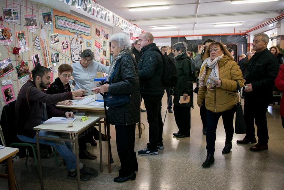 Votaciones en el colegio Puerta Sancho de Zaragoza.