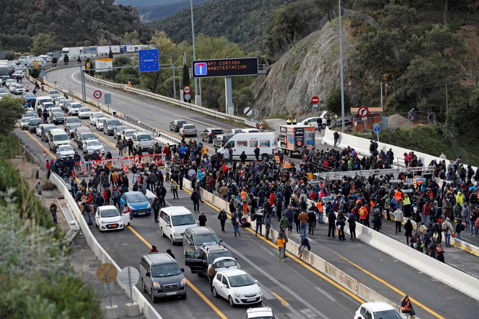Colas de hasta 12 kilómetros por el corte de la AP-7 en La Junquera de Tsunami Democràtic