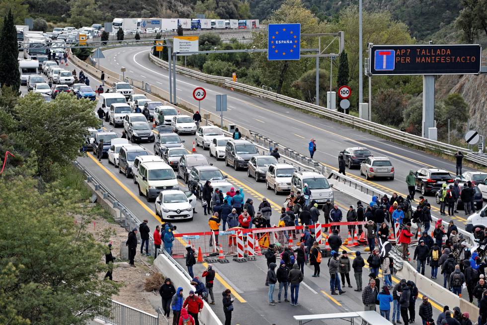 Colas de hasta 12 kilómetros por el corte de la AP-7 en La Junquera de Tsunami Democràtic