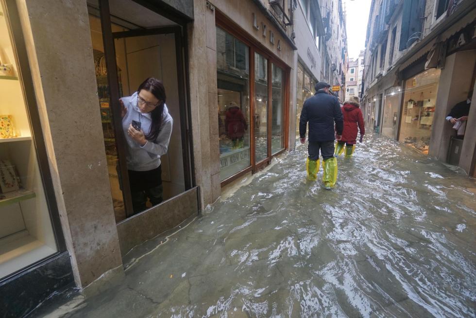 Venice (Italy), 12/11/2019.- People wade through floodwaters in Venice, Italy, 12 November 2019. The high tide has already reached the level of 1 meter above sea level in Venice at 8 am. (Italia, Niza, Venecia) EFE/EPA/ANDREA MEROLA Flooding in Venice
