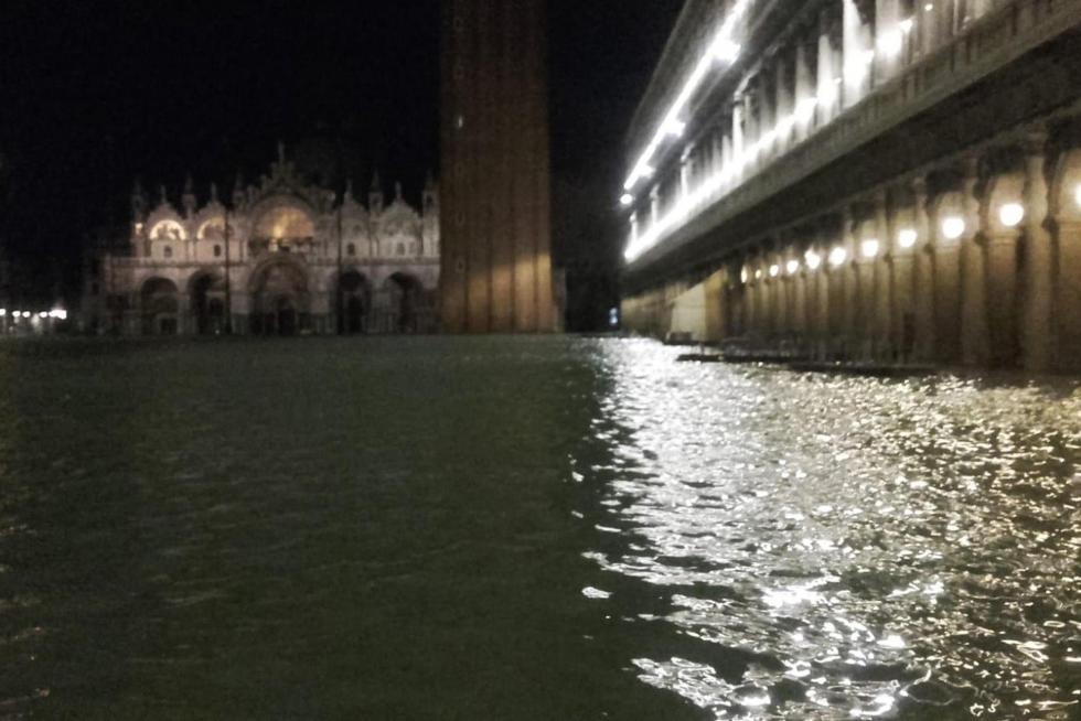 Venice (Italy), 12/11/2019.- People walk on benches through floodwaters in Venice, Italy, 12 November 2019. The high tide has already reached the level of 1 meter above sea level in Venice at 8 am. (Italia, Niza, Venecia) EFE/EPA/ANDREA MEROLA Flooding in Venice