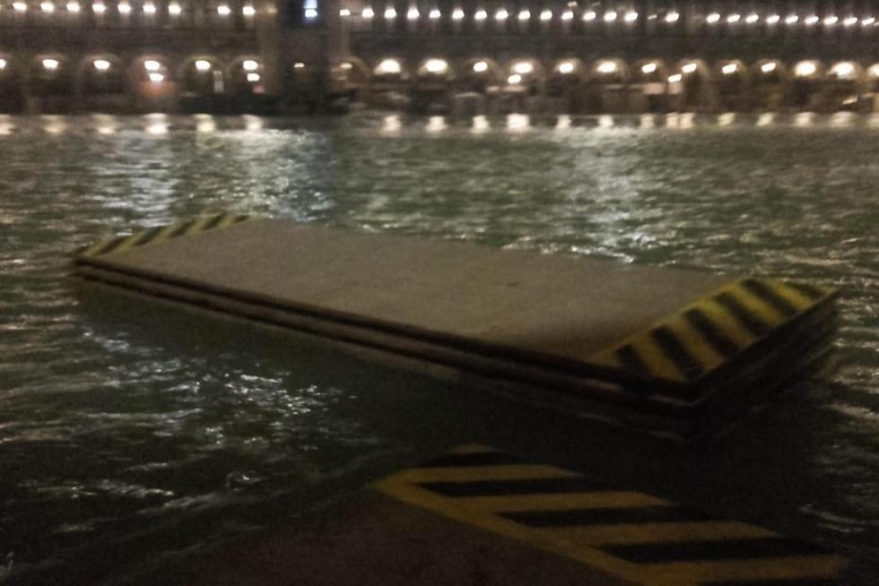 Venice (Italy), 12/11/2019.- The extreme floodwaters at Piazza San Marco (St Mark's Square) in Venice, Italy, 12 November 2019. The high tide has already reached the level of 1,87 meter above sea level. (Italia, Niza, Venecia) EFE/EPA/ANDREA MEROLA BEST QUALITY AVAILABLE Flooding in Venice