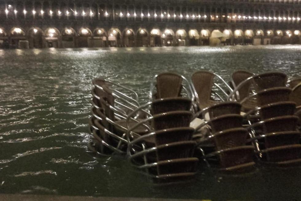 Venice (Italy), 12/11/2019.- The extreme floodwaters at Piazza San Marco (St Mark's Square) in Venice, Italy, 12 November 2019. The high tide has already reached the level of 1,87 meter above sea level. (Italia, Niza, Venecia) EFE/EPA/ANDREA MEROLA BEST QUALITY AVAILABLE Flooding in Venice