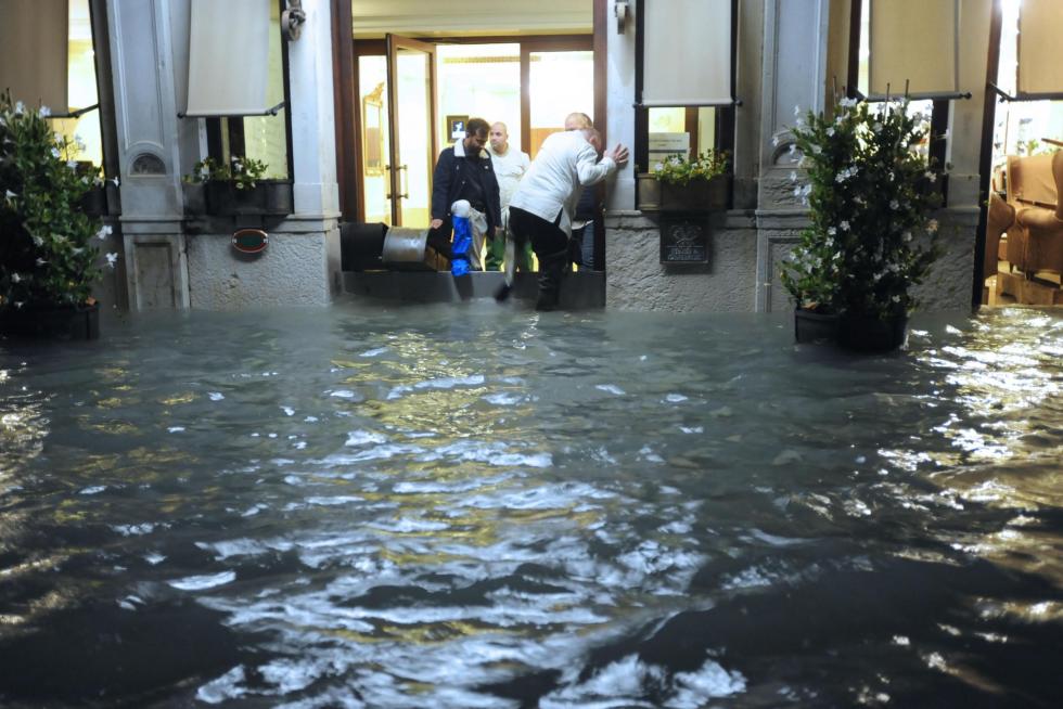 Venice (Italy), 12/11/2019.- The extreme floodwaters at Piazza San Marco (St Mark's Square) in Venice, Italy, 12 November 2019. The high tide has already reached the level of 1,87 meter above sea level. (Italia, Niza, Venecia) EFE/EPA/ANDREA MEROLA BEST QUALITY AVAILABLE Flooding in Venice