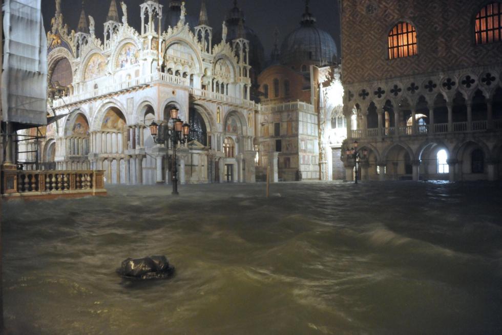 Venice (Italy), 12/11/2019.- General view of the extreme floodwaters in Venice, Italy, 12 November 2019. The high tide has already reached the level of 1,87 meter above sea level. (Italia, Niza, Venecia) EFE/EPA/ANDREA MEROLA BEST QUALITY AVAILABLE Flooding in Venice