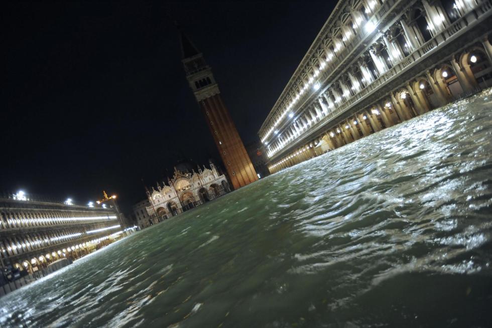 Venice (Italy), 12/11/2019.- General view of the extreme floodwaters in Venice, Italy, 12 November 2019. The high tide has already reached the level of 1,87 meter above sea level. (Italia, Niza, Venecia) EFE/EPA/ANDREA MEROLA BEST QUALITY AVAILABLE Flooding in Venice