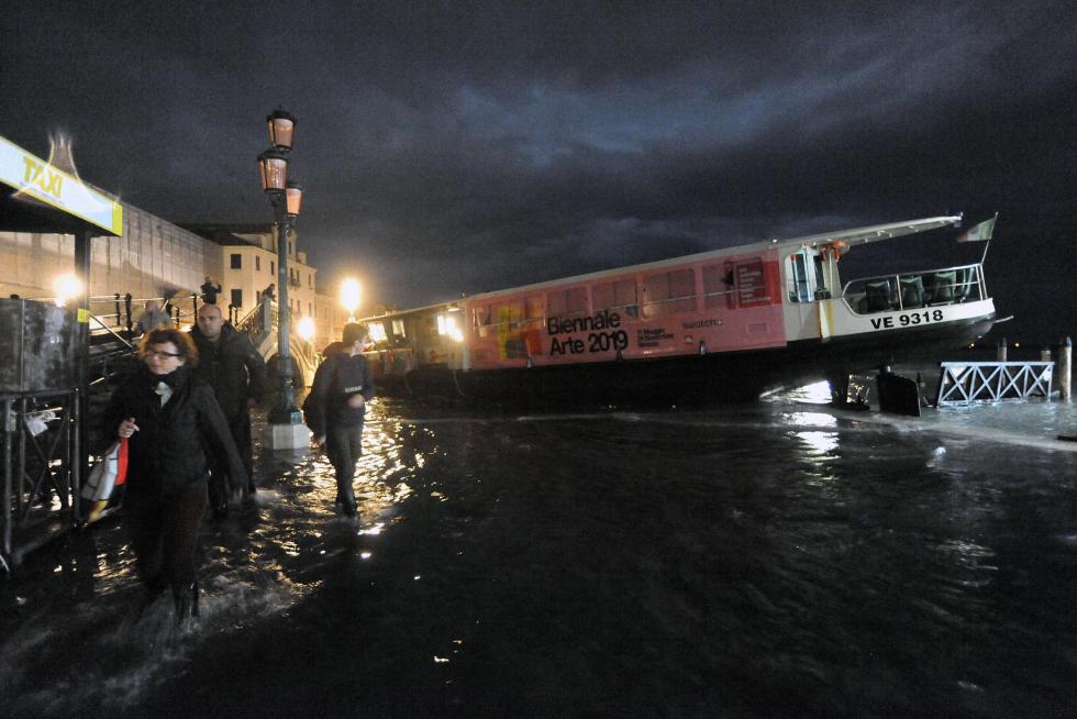 Venice (Italy), 12/11/2019.- General view of the extreme floodwaters in Venice, Italy, 12 November 2019. The high tide has already reached the level of 1,87 meter above sea level. (Italia, Niza, Venecia) EFE/EPA/ANDREA MEROLA BEST QUALITY AVAILABLE Flooding in Venice