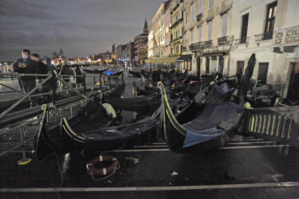 Venice (Italy), 12/11/2019.- General view of the extreme floodwaters) in Venice, Italy, 12 November 2019. The high tide has already reached the level of 1,87 meter above sea level. (Italia, Niza, Venecia) EFE/EPA/ANDREA MEROLA BEST QUALITY AVAILABLE Flooding in Venice