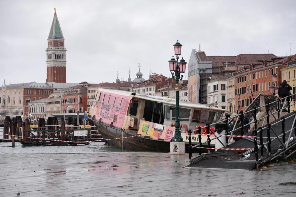 Venice (Italy), 13/11/2019.- A view of a boat stranded on the docks following bad weather in Venice, northern Italy, 13 November 2019. A wave of bad weather has hit much of Italy on 12 November. Levels of 100-120cm above sea level are fairly common in the lagoon city and Venice is well-equipped to cope with its rafts of pontoon walkways. (Italia, Niza, Venecia) EFE/EPA/ANDREA MEROLA Flooding in Venice