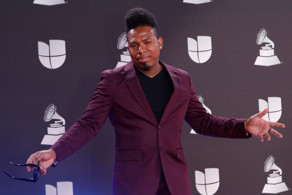 Las Vegas (United States), 15/11/2019.- Jair Oliveira (L) and guest arrive for the 20th annual Latin Grammy Awards ceremony at the MGM Grand Garden Arena in Las Vegas, Nevada, USA, 14 November 2019. The Latin Grammys recognize artistic and/or technical achievement, not sales figures or chart positions, and the winners are determined by the votes of their peers - the qualified voting members of the Latin Recording Academy. (Estados Unidos) EFE/EPA/NINA PROMMER Arrivals - 20th Latin Grammy Awards