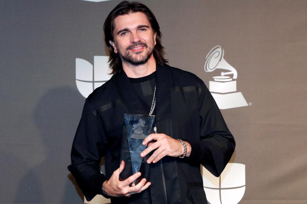 Las Vegas (United States), 15/11/2019.- Christian Nodal poses with the Best Ranchero/Mariachi Album and Best Regional Song awards in the press room during the 20th annual Latin Grammy Awards ceremony at the MGM Grand Garden Arena in Las Vegas, Nevada, USA, 14 November 2019. The Latin Grammys recognize artistic and/or technical achievement, not sales figures or chart positions, and the winners are determined by the votes of their peers - the qualified voting members of the Latin Recording Academy. (Estados Unidos) EFE/EPA/NINA PROMMER Press Room - 20th Latin Grammy Awards