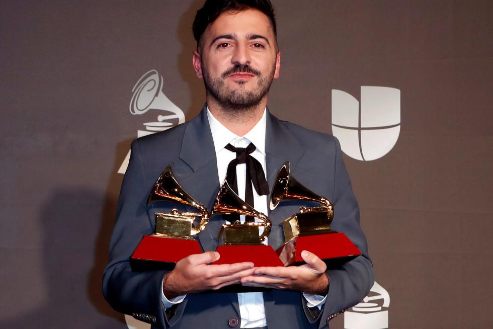Las Vegas (United States), 15/11/2019.- Alejandro Sanz poses with the Best Record of the Year, Long Form Music Video, and Pop Song awards in the press room during the 20th annual Latin Grammy Awards ceremony at the MGM Grand Garden Arena in Las Vegas, Nevada, USA, 14 November 2019. The Latin Grammys recognize artistic and/or technical achievement, not sales figures or chart positions, and the winners are determined by the votes of their peers - the qualified voting members of the Latin Recording Academy. (Estados Unidos) EFE/EPA/NINA PROMMER Press Room - 20th Latin Grammy Awards