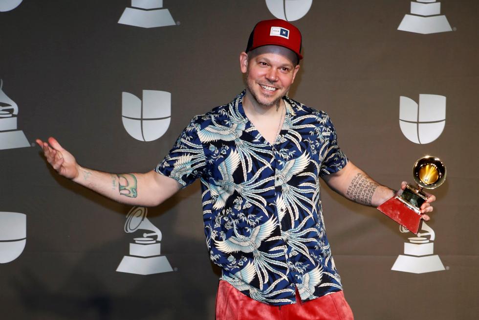 Las Vegas (United States), 15/11/2019.- El Guincho poses with the Best Album of the Year, Best Engineered Album, and Best Urban Song awards in the press room during the 20th annual Latin Grammy Awards ceremony at the MGM Grand Garden Arena in Las Vegas, Nevada, USA, 14 November 2019. The Latin Grammys recognize artistic and/or technical achievement, not sales figures or chart positions, and the winners are determined by the votes of their peers - the qualified voting members of the Latin Recording Academy. (Estados Unidos) EFE/EPA/NINA PROMMER Press Room - 20th Latin Grammy Awards