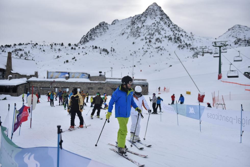 La estación de Formigal-Panticosa ha estrenado la temporada con buena afluencia y 31 kilómetros esquiables.