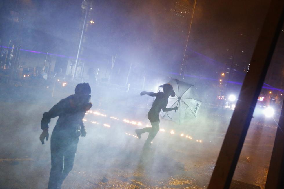 Hong Kong (China), 17/11/2019.- A pro-democracy protester receives first aid during clashes between protesters and police outside the Polytechnic University, in Hong Kong, China, 17 November 2019. Hong Kong is in its sixth month of mass protests, which were originally triggered by a now withdrawn extradition bill, and have since turned into a wider pro-democracy movement. (Protestas) EFE/EPA/FAZRY ISMAIL Anti-government protest in Hong Kong