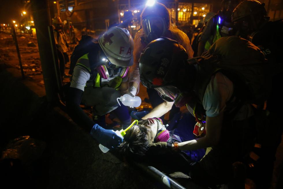 Hong Kong (China), 17/11/2019.- Pro-democracy protesters in action during clashes with the police outside the Polytechnic University, in Hong Kong, China, 17 November 2019. Hong Kong is in its sixth month of mass protests, which were originally triggered by a now withdrawn extradition bill, and have since turned into a wider pro-democracy movement. (Protestas) EFE/EPA/FAZRY ISMAIL Anti-government protest in Hong Kong