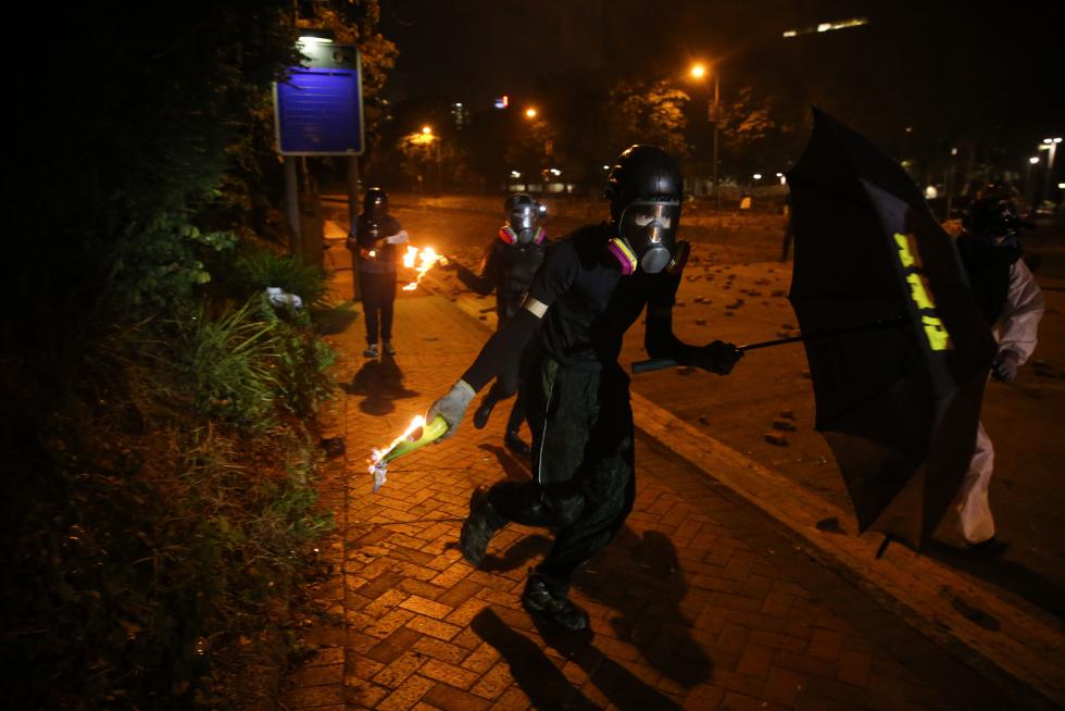 Hong Kong (China), 17/11/2019.- A pro-democracy protester receives first aid during clashes between protesters and police outside the Polytechnic University, in Hong Kong, China, 17 November 2019. Hong Kong is in its sixth month of mass protests, which were originally triggered by a now withdrawn extradition bill, and have since turned into a wider pro-democracy movement. (Protestas) EFE/EPA/FAZRY ISMAIL Anti-government protest in Hong Kong
