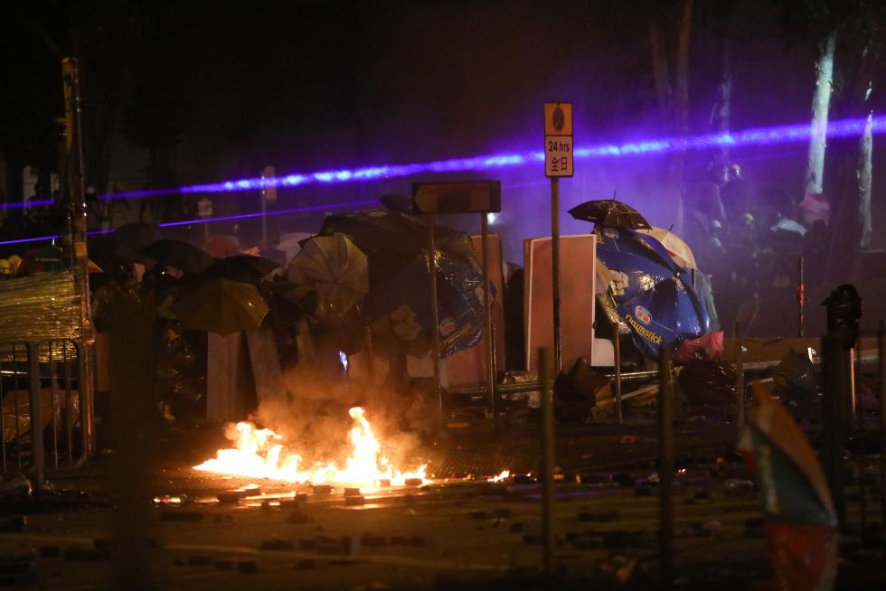 Hong Kong (China), 17/11/2019.- Pro-democracy protesters in action during clashes with the police outside the Polytechnic University, in Hong Kong, China, 17 November 2019. Hong Kong is in its sixth month of mass protests, which were originally triggered by a now withdrawn extradition bill, and have since turned into a wider pro-democracy movement. (Protestas) EFE/EPA/FAZRY ISMAIL Anti-government protest in Hong Kong
