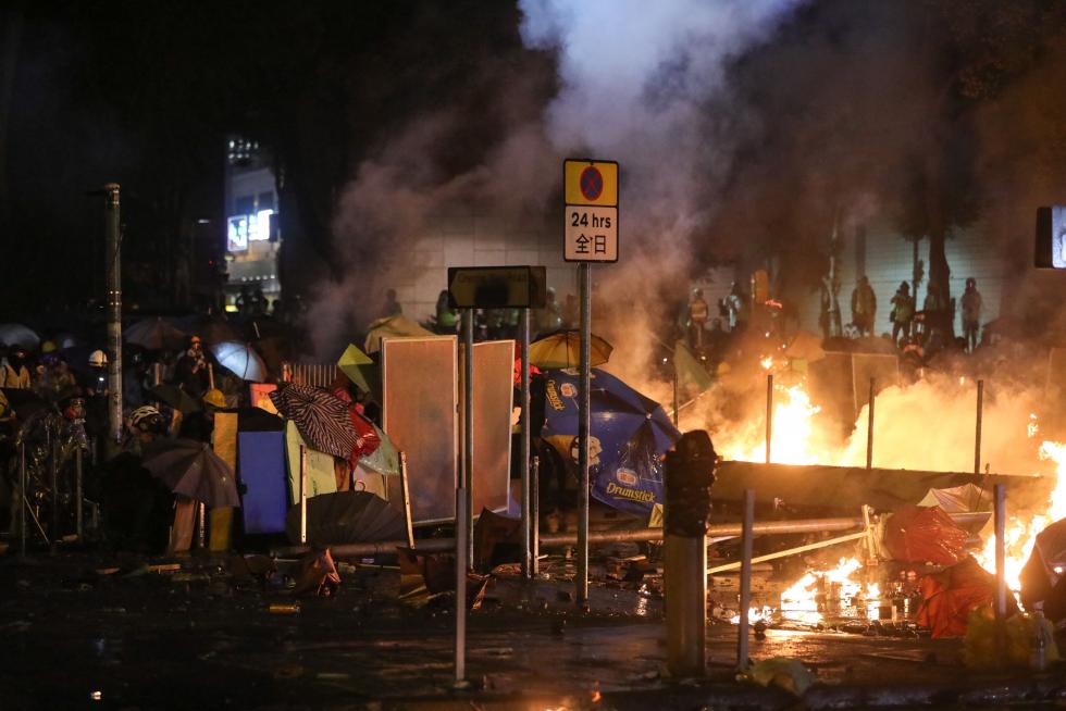 Hong Kong (China), 17/11/2019.- Pro-democracy protesters protect themselves with umbrellas during clashes with the police outside the Polytechnic University, in Hong Kong, China, 17 November 2019. Hong Kong is in its sixth month of mass protests, which were originally triggered by a now withdrawn extradition bill, and have since turned into a wider pro-democracy movement. (Protestas) EFE/EPA/FAZRY ISMAIL Anti-government protest in Hong Kong