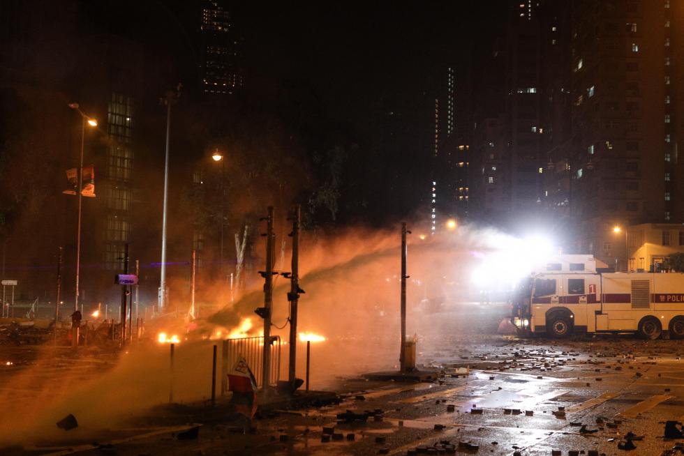 Hong Kong (China), 17/11/2019.- Pro-democracy protesters protect themselves with umbrellas during clashes with the police outside the Polytechnic University, in Hong Kong, China, 17 November 2019. Hong Kong is in its sixth month of mass protests, which were originally triggered by a now withdrawn extradition bill, and have since turned into a wider pro-democracy movement. (Protestas) EFE/EPA/FAZRY ISMAIL Anti-government protest in Hong Kong