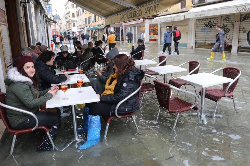 Venice (Italy), 17/11/2019.- Tourists and residents resume their normal routine despite persistent flooding in Venice, Italy, 17 November 2019. High tidal waters returned to Venice on Saturday, four days after the city experienced its worst flooding in more than 50 years. (Italia, Niza, Venecia) EFE/EPA/EMILIANO CRESPI Aqua Alta in Venice