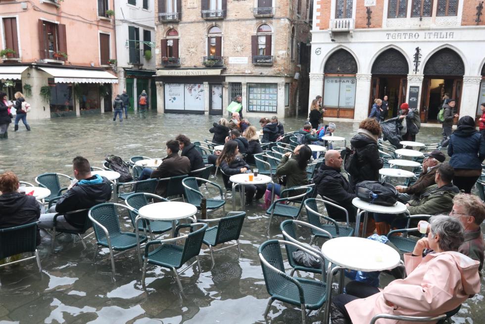 Venice (Italy), 17/11/2019.- Tourists and residents resume their normal routine despite persistent flooding in Venice, Italy, 17 November 2019. High tidal waters returned to Venice on Saturday, four days after the city experienced its worst flooding in more than 50 years. (Italia, Niza, Venecia) EFE/EPA/EMILIANO CRESPI Aqua Alta in Venice