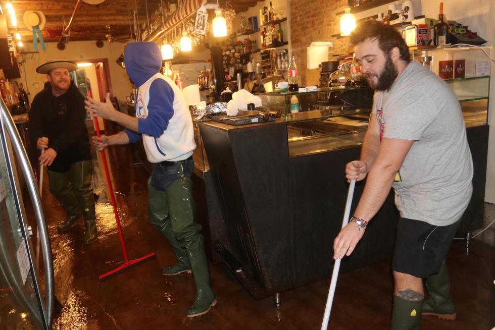 Venice (Italy), 17/11/2019.- Tourists and residents resume their normal routine despite persistent flooding in Venice, Italy, 17 November 2019. High tidal waters returned to Venice on Saturday, four days after the city experienced its worst flooding in more than 50 years. (Italia, Niza, Venecia) EFE/EPA/EMILIANO CRESPI Aqua Alta in Venice