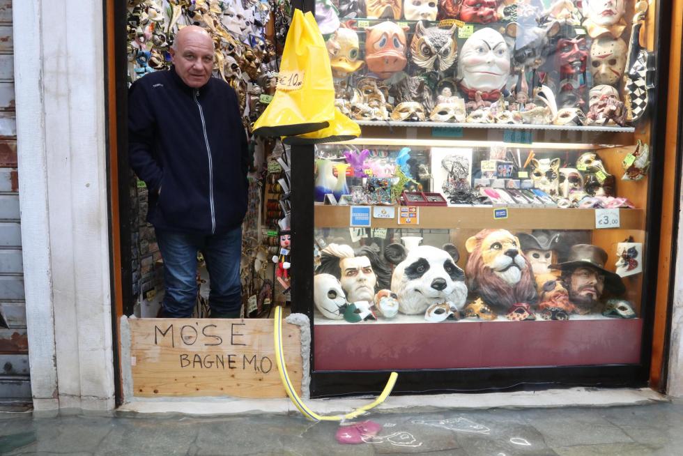 Venice (Italy), 17/11/2019.- Bar staff go about cleaning up as tourists and residents resume their normal routine despite persistent flooding in Venice, Italy, 17 November 2019. High tidal waters returned to Venice on Saturday, four days after the city experienced its worst flooding in more than 50 years. (Italia, Niza, Venecia) EFE/EPA/EMILIANO CRESPI Aqua Alta in Venice