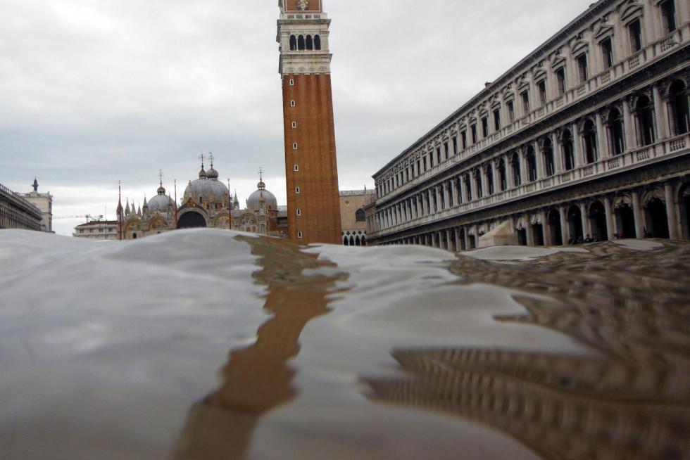 Venice (Italy), 17/11/2019.- Venetian merchants clean their shops in Venice, northern Italy, 17 November 2019. High tidal waters returned to Venice on Saturday, four days after the city experienced its worst flooding in more than 50 years. (Italia, Niza, Venecia) EFE/EPA/Andrea Merola Aqua Alta in Venice