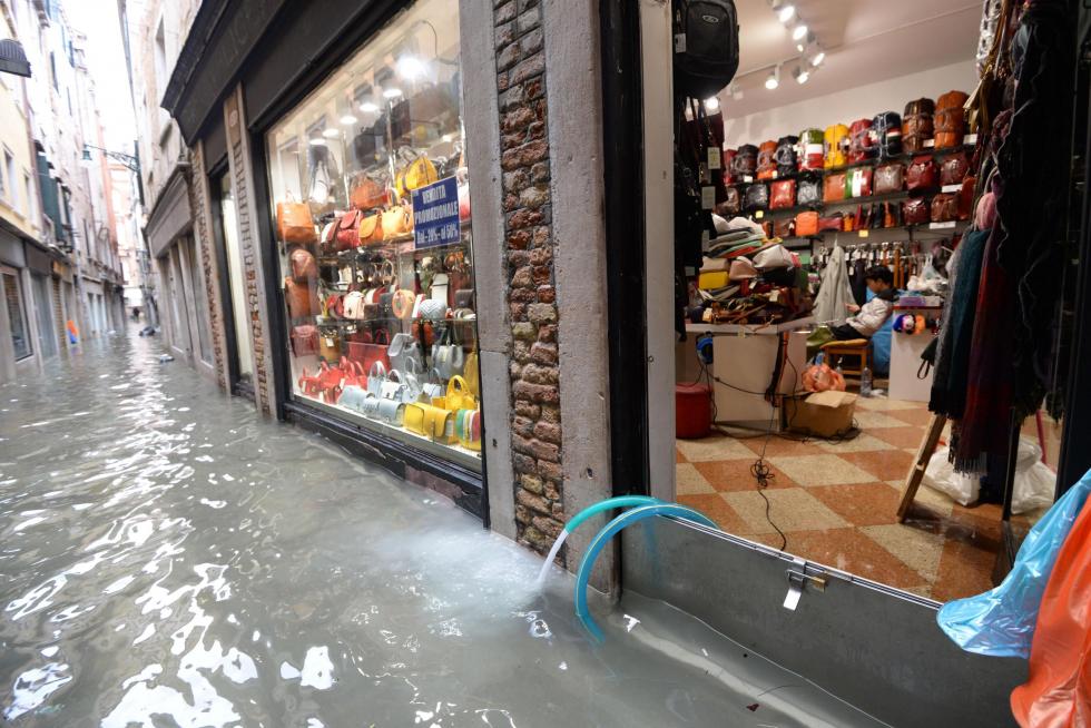 Venice (Italy), 17/11/2019.- Rising water levels at San Marco square in Venice, northern Italy, 17 November 2019. High tidal waters returned to Venice on Saturday, four days after the city experienced its worst flooding in more than 50 years. (Italia, Niza, Venecia) EFE/EPA/Andrea Merola Aqua Alta in Venice