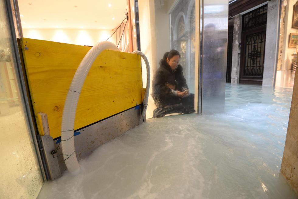 Venice (Italy), 17/11/2019.- Venetian merchants clean their shops in Venice, northern Italy, 17 November 2019. High tidal waters returned to Venice on Saturday, four days after the city experienced its worst flooding in more than 50 years. (Italia, Niza, Venecia) EFE/EPA/Andrea Merola Aqua Alta in Venice