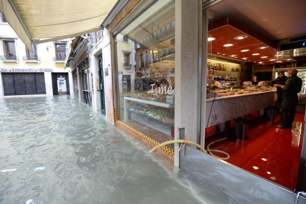 Venice (Italy), 17/11/2019.- Venetian merchants clean their shops in Venice, northern Italy, 17 November 2019. High tidal waters returned to Venice on Saturday, four days after the city experienced its worst flooding in more than 50 years. (Italia, Niza, Venecia) EFE/EPA/Andrea Merola Aqua Alta in Venice