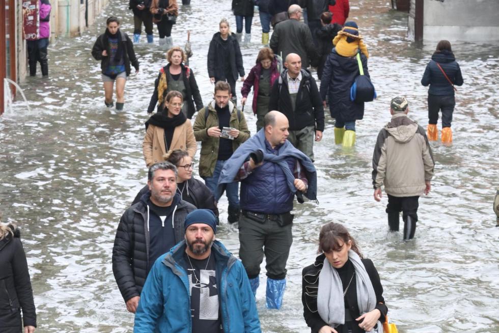 Venice (Italy), 17/11/2019.- Workers install walkways amid rising water levels at San Marco square in Venice, northern Italy, 17 November 2019. High tidal waters returned to Venice on Saturday, four days after the city experienced its worst flooding in more than 50 years. (Italia, Niza, Venecia) EFE/EPA/Andrea Merola Flooding in Venice
