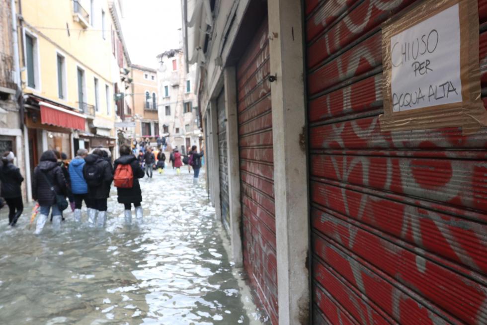 Venice (Italy), 17/11/2019.- Tourists and residents wade through high water in Venice, Italy, 17 November 2019. High tidal waters returned to Venice on a day earlier, four days after the city experienced its worst flooding in more than 50 years. (Italia, Niza, Venecia) EFE/EPA/EMILIANO CRESPI High water in Venice