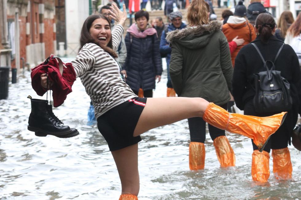 Venice (Italy), 17/11/2019.- Tourists and residents wade through high water in Venice, Italy, 17 November 2019. High tidal waters returned to Venice on a day earlier, four days after the city experienced its worst flooding in more than 50 years. (Italia, Niza, Venecia) EFE/EPA/EMILIANO CRESPI High water in Venice