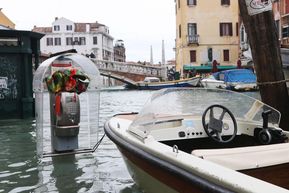 Venice (Italy), 17/11/2019.- People wade through high water in Venice, Italy, 17 November 2019. High tidal waters returned to Venice on a day earlier, four days after the city experienced its worst flooding in more than 50 years. (Italia, Niza, Venecia) EFE/EPA/EMILIANO CRESPI High water in Venice