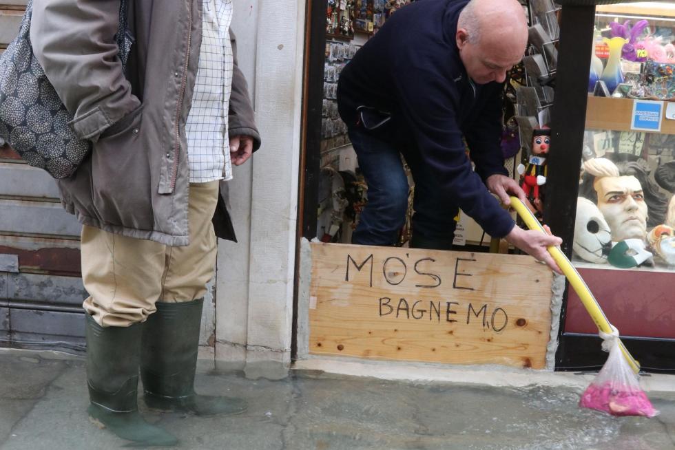 Venice (Italy), 17/11/2019.- A boat is moored to a partly submerged phone booth amid high water in Venice, Italy, 17 November 2019. High tidal waters returned to Venice on a day earlier, four days after the city experienced its worst flooding in more than 50 years. (Italia, Niza, Venecia) EFE/EPA/EMILIANO CRESPI High water in Venice