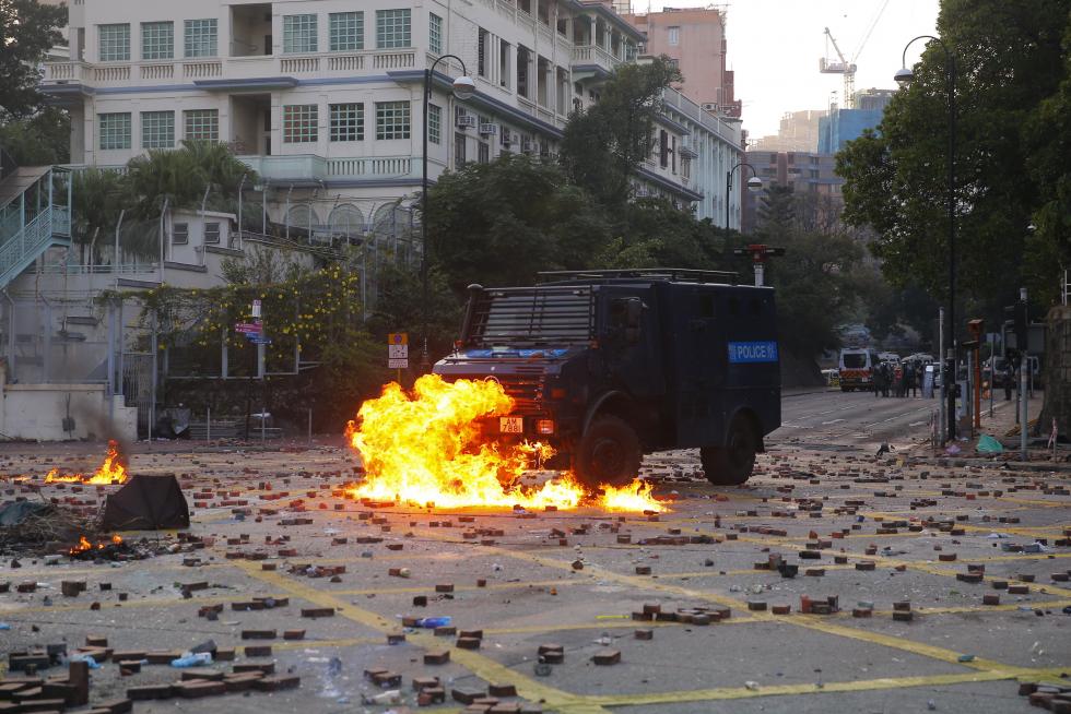 Hong Kong (China), 17/11/2019.- Pro-democracy protesters load a giant slingshot during clashes with police at the Hong Kong Polytechnic University (PolyU), in Hong Kong, China, 17 November 2019. Hong Kong is in its sixth month of mass protests, which were originally triggered by a now withdrawn extradition bill and have since turned into a wider pro-democracy movement. (Protestas) EFE/EPA/JEROME FAVRE Protests in Hong Kong